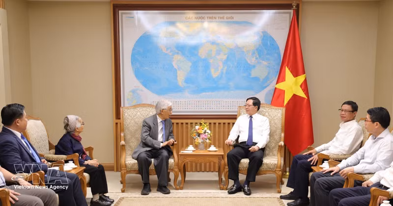 Le vice-Premier ministre Ho Quoc Dung reçoit le professeur Tran Thanh Van, président de l’Association « Rencontres du Vietnam » et directeur du Centre international pour la science et l’éducation interdisciplinaires (ICISE). Photo : VNA. 