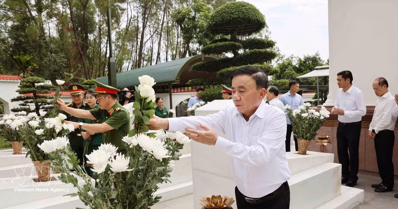 Tran Cam Tu, membre du Bureau politique et permanent du Secrétariat du Comité central du Parti, offre de l'encens au site historique national spécial du carrefour de Dong Loc, dans la province de Ha Tinh. Photo : VNA. 