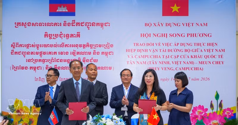 L’Administration routière du Vietnam et le ministère cambodgien des Travaux publics et des Transports signent le procès-verbal sur l’application de l’Accord sur le transport routier entre le Vietnam et le Cambodge aux paires de postes-frontières internationaux de Tân Nam - Meun Chey. Photo : VNA. 