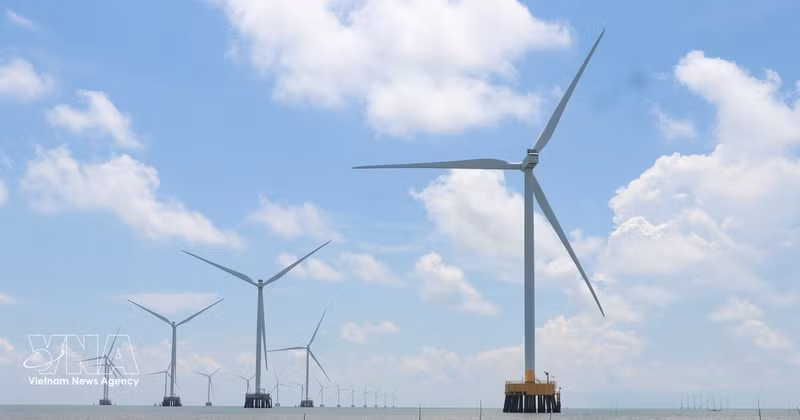 Le projet de centrale éolienne de Tân Thuân (phases 1 et 2), dans la commune éponyme de la province de Cà, a une capacité totale de 75 MW, comprenant 18 tours de turbines éoliennes. Photo : VNA. 