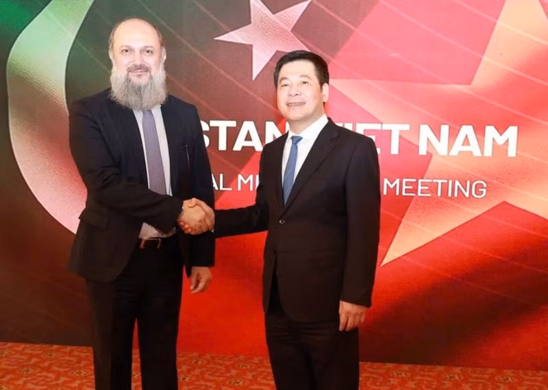 Le ministre vietnamien de l'Industrie et du Commerce, Nguyen Hong Dien (à droite), et son homologue pakistanais, Jam Kamal Khan. Photo : VNA