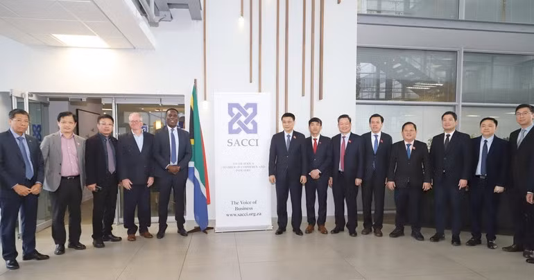 Photo de famille entre la délégation de l’Assemblée nationale du Vietnam et les responsables de la Chambre de commerce et d’industrie sud-africaine (SACCI). Photo : VNA.