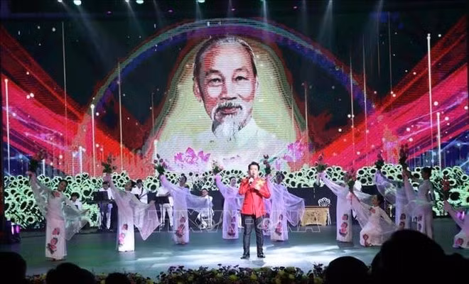 Le spectacle a également exalté la solidarité spéciale et la coopération intégrale Vietnam-Laos. Photo : VNA