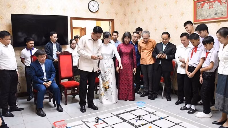 Démonstration de robotique par des élèves vietnamiens et laotiens. Photo : NDEL