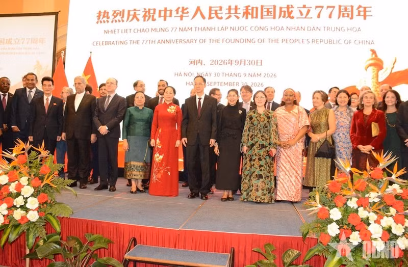 Les délégués posent lors de la réception pour célébrer le 77e anniversaire de la fondation de la Chine. Photo : qhnd.vn 