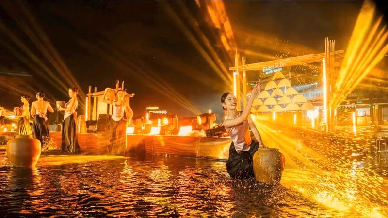 Le spectacle « Le Feu de la poterie de Bat Trang » mêle danse, techniques de cirque et mouvements pour raconter une histoire unique sur l'artisanat de la poterie de Bat Trang. (Photo : GOM SHOW)