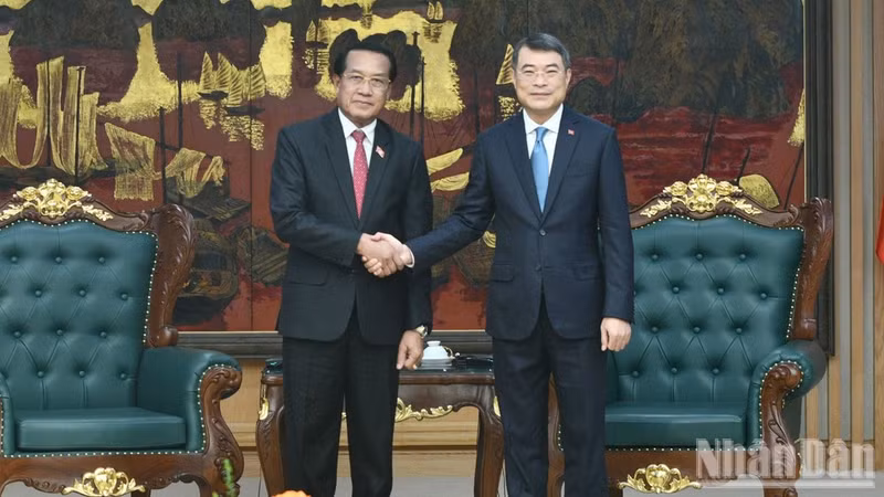 Le Premier ministre Le Minh Hung (à droite) et Vanhxay Phongsavanh, membre du Bureau politique, secrétaire du Comité central du Parti populaire révolutionnaire lao, président de la Commission centrale de contrôle, inspecteur général d’État et président du Comité central de pilotage de la prévention et de la lutte contre la corruption du Laos. Photo : NDEL