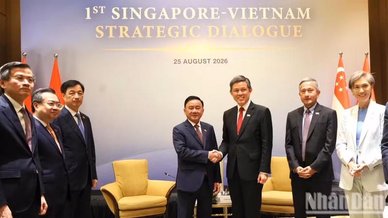 Lors de la cérémonie d'accueil du membre du Bureau politique et permanent du Secrétariat du CC du PCV Tran Cam Tu à Singapour, le 25 août. Photo : NDEL.
