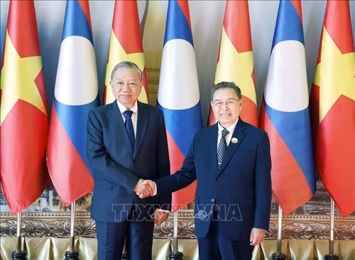 Le secrétaire général du PCV, Tô Lâm (à gauche), et le président de l’Assemblée nationale laotienne, Saysomphone Phomvihane. Photo: VNA 