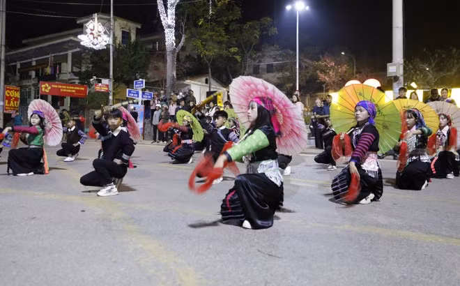 Le défilé de rue, l’une des activités phares attirant les visiteurs lors de l’événement. Photo : VNA