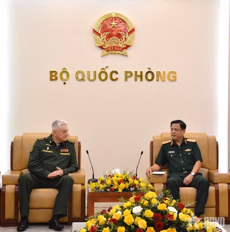 Le vice-ministre vietnamien de la Défense, le général de corps d’armée Nguyên Truong Thang (droite) et le général de corps d’armée Vladimir Borisovich Zarudnitsky, directeur de l’Académie militaire de l’État-major général des Forces armées de la Fédération de Russie. Photo : qdnd.vn 