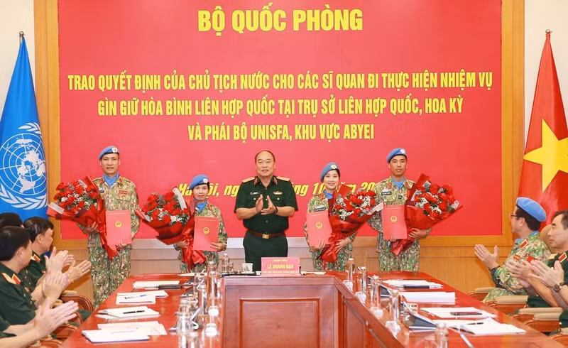 Remise de décisions de nommination à quatre officiers de l’Armée populaire du Vietnam. Photo : VNA.