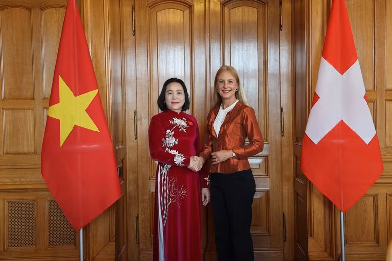 La vice-présidente de l’AN, Nguyên Thi Thanh (gauche), et la première vice-présidente du Conseil national suisse, Katja Christ. Photo : VNA.