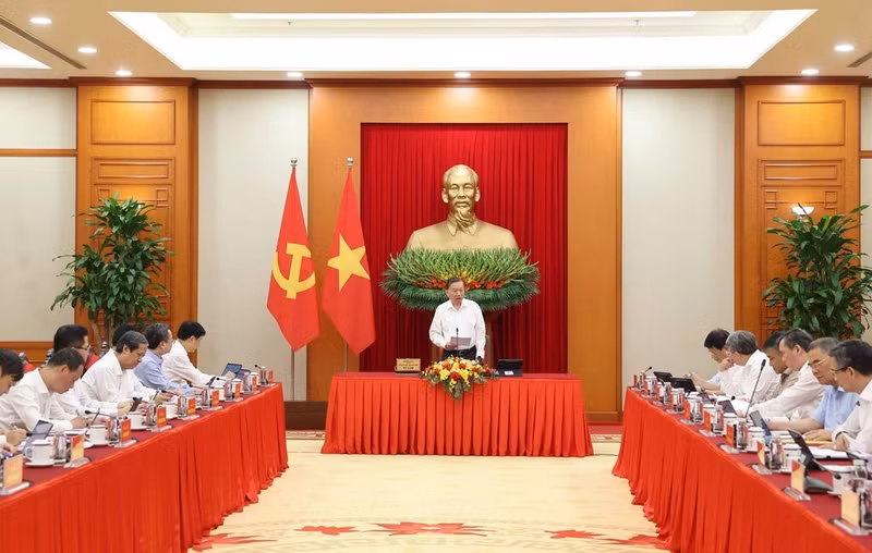 Le SG du PCV et président de la République, To Lam, travaille avec la Commission centrale des politiques et des stratégies, à Hanoi, le 1er octobre. Photo : VNA. 