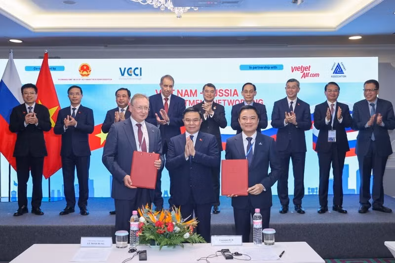 Le Premier ministre vietnamien Le Minh Hung assiste à la remise du certificat d’investissement du PSC des blocs 01/17 et 02/17, sur le plateau continental vietnamien, entre Petrovietnam et Zarubezhneft, en juin 2026. Photo : chinhphu.vn