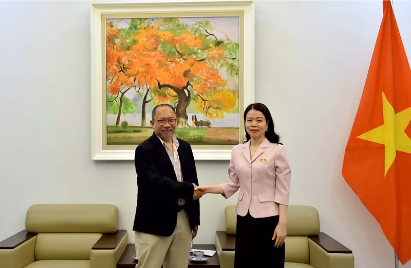 La vice-ministre vietnamienne des Affaires étrangères, Nguyen Minh Hang (à droite), et Eduardo Pedrosa, directeur général du secrétariat de l’APEC pour le mandat 2025 – 2027, le 14 juillet à Hanoi. Photo : baoquocte.vn