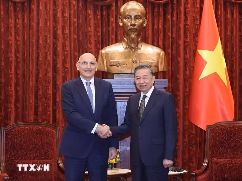 Le secrétaire général du Parti communiste du Vietnam et président de la République, To Lam (droite), reçoit Elchin Amirbayov, envoyé spécial du président de la République d’Azerbaïdjan, en visite de travail au Vietnam. Photo : VNA 