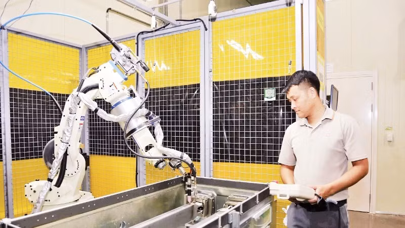 Application robotique dans l'usine Hanwha Aero Engines (parc de haute technologie de Hoa Lac). Photo : Thanh Hai. 