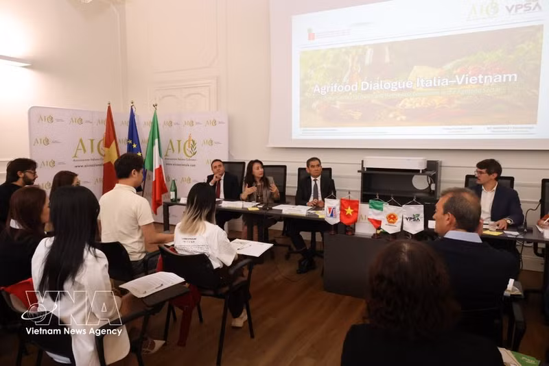 L'échange de vue sur la coopération agricole entre le Vietnam et l’Italie s’est tenu le 23 octobre à Rome. Photo : VNA. 