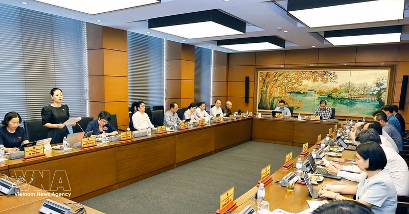 Les députés lors des discussions en groupe sur les projets de loi modifiant la Loi sur la protection de l’environnement et la Loi sur les ressources naturelles et l’environnement marins et insulaires. Photo : VNA. 