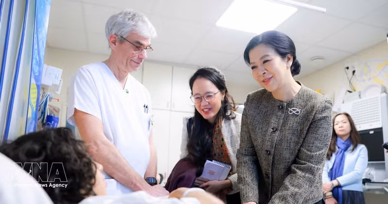 Mme Ngo Phuong Ly visite l’Hôpital universitaire des enfants Reine Fabiola à Bruxelles. Photo : VNA. 