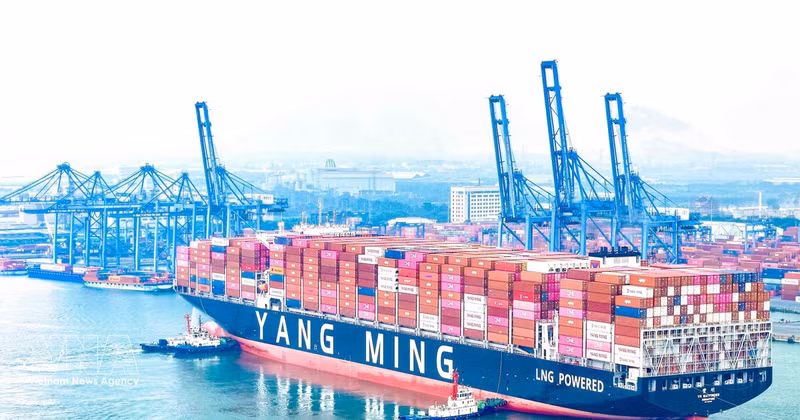 Le 23 octobre, le port international de Tan Cang – Cai Mep a accueilli pour la première fois le porte-conteneurs YM WAYFINDER. Photo : VNA. 