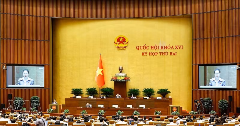 La ministre de la Culture, des Sports et du Tourisme, Lâm Thi Phuong Thanh, mandatée par le Premier ministre, présente la proposition relative au projet de loi sur le développement des industries culturelles. Photo : VNA.