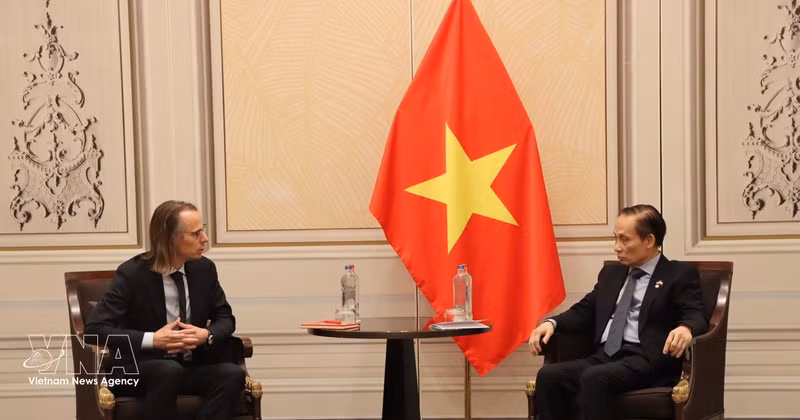 Le ministre des Affaires étrangères Lê Hoài Trung (à droite) et le secrétaire général adjoint du Parti du travail de Belgique (PTB), Benjamin Pestieau, à Bruxelles, le 24 octobre. Photo : VNA 