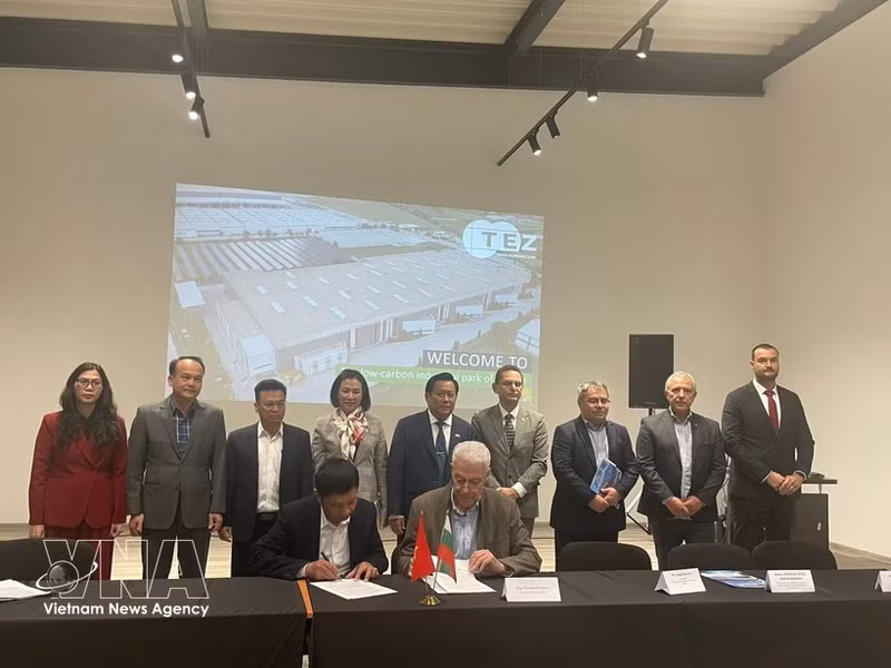 Signature d'une lettre d'intention de coopération entre les deux parties lors du Forum d'affaires Bulgarie-Vietnam. Photo : VNA. 