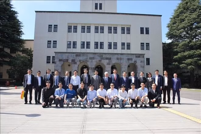 Do Van Chien visite l’Académie des sciences de Tokyo. Photo : VNA.