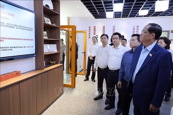 La délégation vietnamienne visiste des sites politiques, culturels, historiques et économiques de la province chinoise. Photo : VNA.