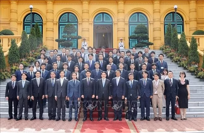 Le président de la République, Luong Cuong, et la délégation japonaise. Photo : VNA.