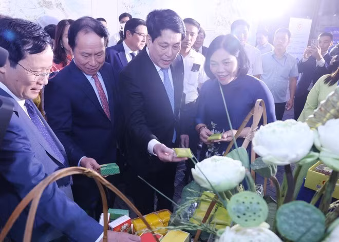 Le président Luong Cuong et les délégués visitent des stands d'exposition présentant des spécialités locales, la culture et le potentiel économique de Hai Phong. Photo: VNA