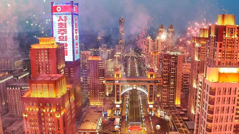 Cérémonie d'inauguration de 10 000 nouveaux appartements de la troisième phase du plan de construction de 50 000 logements à Pyongyang, le 16 avril 2025. Photo : Yonhap/VNA.