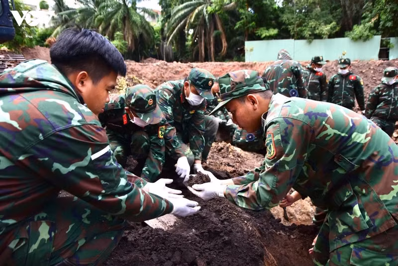 Décapage méthodique du terrain pour retrouver les restes des combattants tombés. Photo : VOV