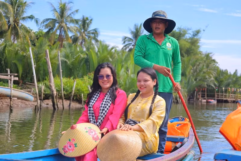 Les touristes s'immergent dans l'espace naturel de la mangrove de cocotiers d'eau de Tinh Khe. Photo : baovanhoa.vn