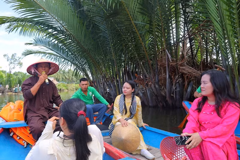 Les touristes prennent plaisir à découvrir le « bài chòi ». Photo : baovanhoa.vn