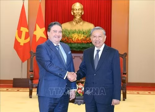 Le secrétaire général du Parti communiste vietnamien, To Lam (à droite) et l’ambassadeur américain Marc Knapper. Photo : VNA. 