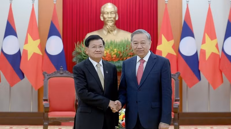 Le secrétaire général du PCV, Tô Lâm (à droite), reçoit le secrétaire général du PPRL et président lao Thongloun Sisoulith, en visite au Vietnam pour assister à la cérémonie de signature de la Convention des Nations Unies contre la cybercriminalité, le 25 octobre 2025 à Hanoi. Photo : NDEL.