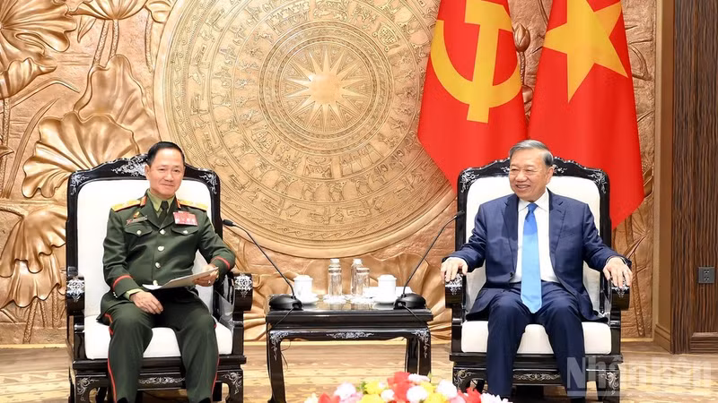 Le SG du PCV et président de la République To Lam (droite) et le vice-Premier ministre et ministre lao de la Défense Khamlieng Outhakaysone, le 14 octobre à Hanoi. Photo : NDEL.