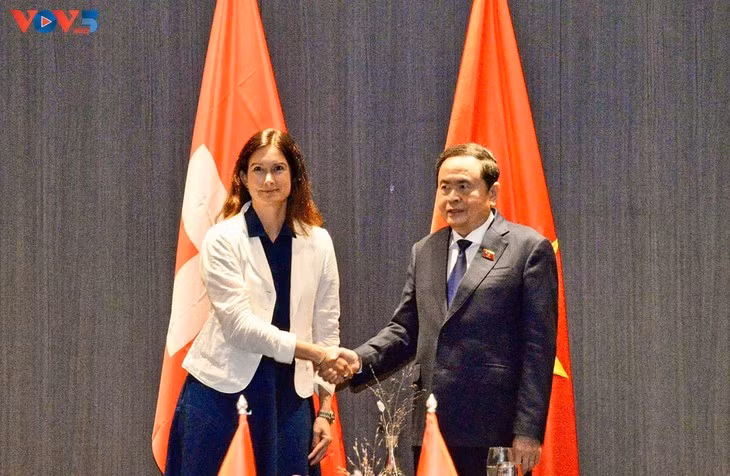 Le président de l’Assemblée nationale vietnamienne, Tran Thanh Man, et la présidente du Conseil national suisse, Maja Riniker. Photo : VOV.