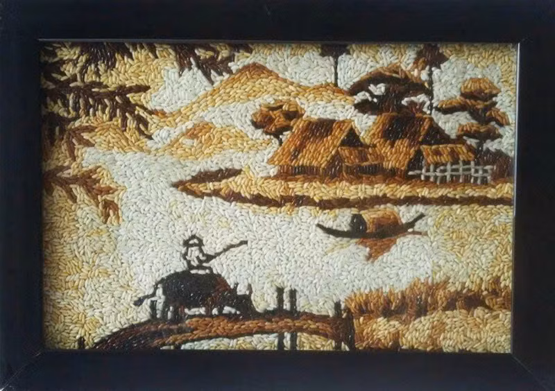 Pour avoir une belle peinture en grains de riz, il faut faire preuve de minutie et de créativité. Photo : giaoducthoidai.vn