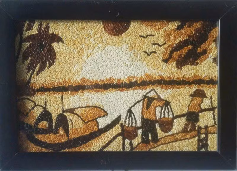 Les tableaux en grains de riz ne sont pas seulement des œuvres d’art : ils sont le reflet d’un héritage, le symbole d’une terre, et le message d’une femme qui transforme la simplicité en beauté et la passion en inspiration. Photo : giaoducthoidai.vn