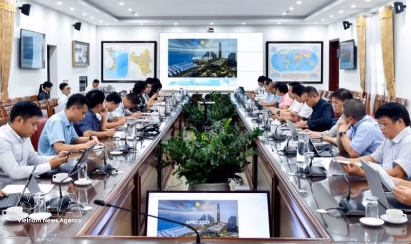 Des responsables se sont réunis à Hanoï le 10 juillet pour examiner la collaboration entre les agences en vue de la construction du Centre de presse international pour la Semaine des dirigeants économiques de l'APEC 2027. Photo : VNA 