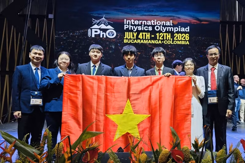 Les cinq élèves de l'équipe nationale vietnamienne participant aux IPhO 2026 ont tous été médaillés. Photo: GD