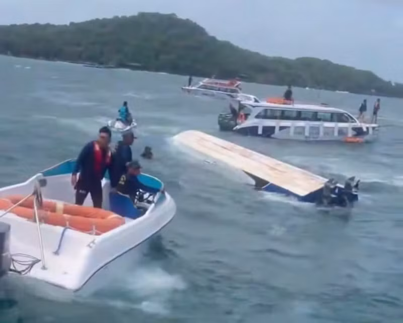 Des équipes de secours interviennent auprès de l'embarcation qui a chaviré dans les eaux au sud de la zone économique spéciale de Phu Quôc. Image tirée d'une vidéo fournie par un habitant de la région.