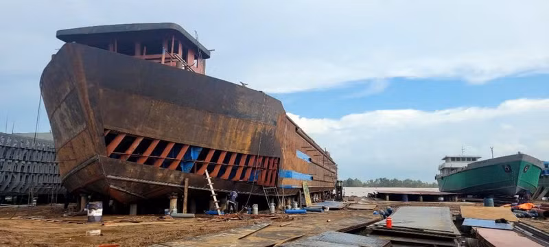 Une barge de transport de marchandises est en phase finale de construction dans un chantier naval à Dong Thap. Photo : VOV.