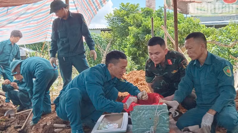 Les forces impliquées dans l’exhumation et le rassemblement des dépouilles de deux soldats tombés au combat dans la commune de Chieng Khoong, province de Son La. Photo : Tho Son/NDEL.