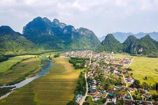 Le village de Tân Hoa, à Quang Binh, est entouré de montagnes calcaires, au milieu se trouve la rivière Rao Nan. Photo: VNA