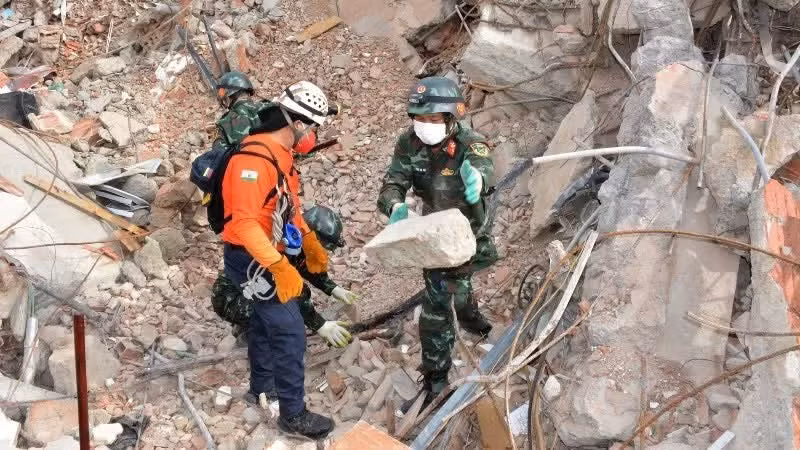 Les secouristes vietnamiens s'efforcent de chercher des victimes sous les décombres. Photo : VNA.